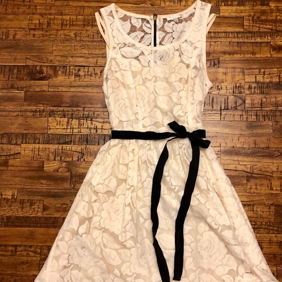 Cream Lace Sleeveless Dress with Black Belt - Picture 3 of 3